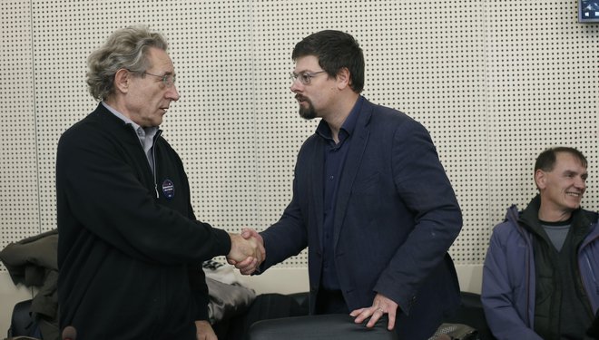 Vodji sindikalnih pogajalskih skupin Branimir Štrukelj in Jakob Počivavšek zahtevata višje plače. FOTO: Blaž Same
