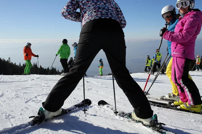 Tudi smučarji morajo na smučišču odgovorno ravnati. FOTO: Tomi Lombar/Delo
