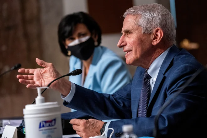 Dr. Anthony Fauci je poudaril, da virus ne bo iztrebljen za vselej, cepiva, terapije in imunost pa bodo vendarle omogočili večje ravnovesje.

Foto Shawn Thew/Reuters
