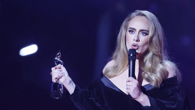Adele se je na glasbeno prizorišče vrnila novembra lani z dolgo pričakovanim četrtim studijskim albumom, ki ga je naslovila s številko 30. FOTO: Tolga Akmen/Afp
