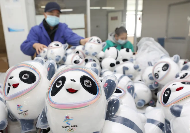Proizvodnja olimpijske maskote v provinci Jiangsu. FOTO: Reuters