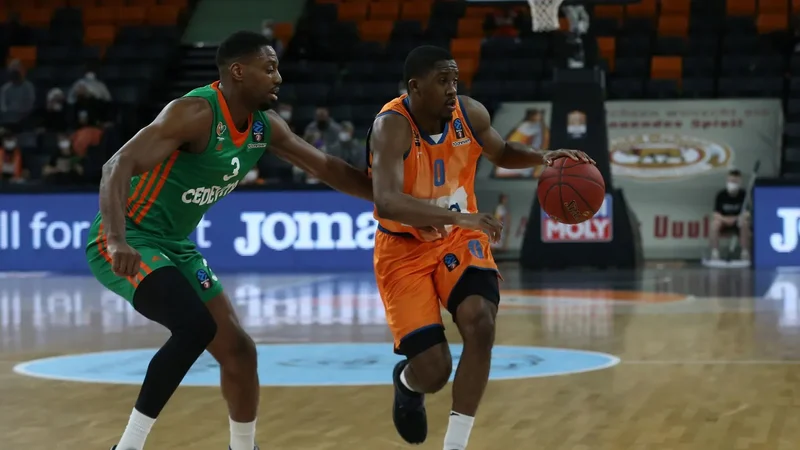 Fotografija: Melvin Ejim se je v Nemčiji izkazal z najboljšo predstavo v sezoni. Desno Semaj Christon. FOTO: EuroCup
