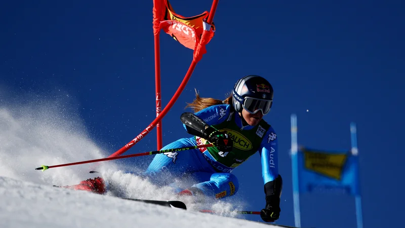 Fotografija: Sofia Goggia (na fotografiji med nastopom lani v Söldnu) je sezono do poškodbe odpeljala naravnost imenitno. FOTO: Lisi Niesner/Reuters