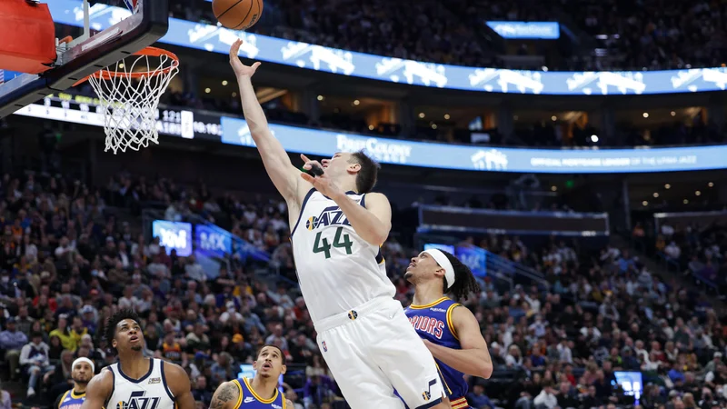 Fotografija: Bojan Bogdanović prodira ob Damionu Leeju v dvorani Vivint Arena. FOTO: Chris Nicoll/Usa Today Sports