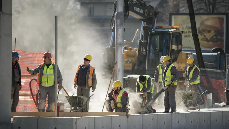 Fotografija: Analitiki evropske komisije ugotavljajo, da je bila v Sloveniji rast močna v vseh komponentah, zlasti pa pri investicijah. Gradbena dela na železniški postaji Tivoli v Ljubljani. FOTO: Jure Eržen/Delo