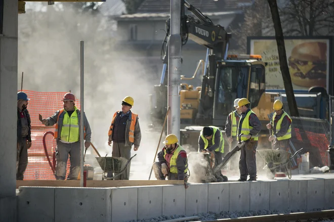 Analitiki evropske komisije ugotavljajo, da je bila v Sloveniji rast močna v vseh komponentah, zlasti pa pri investicijah. Gradbena dela na železniški postaji Tivoli v Ljubljani. FOTO: Jure Eržen/Delo

