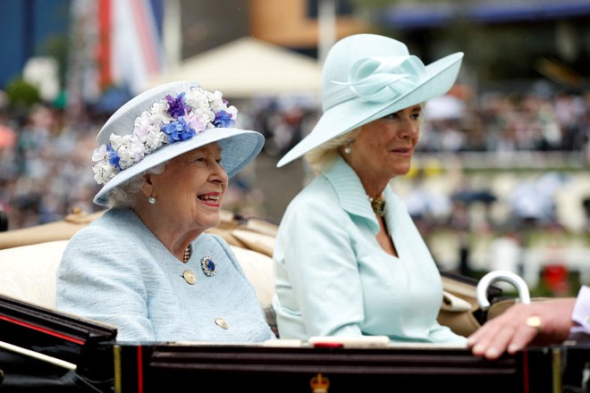 Tudi kraljica Elizabeta II. je šele sčasoma sprejela sinovo ljubico za svojo zaupnico. Na fotografiji sta v Ascotu junija 2019.

FOTO: John Sibley Action/Reuters
