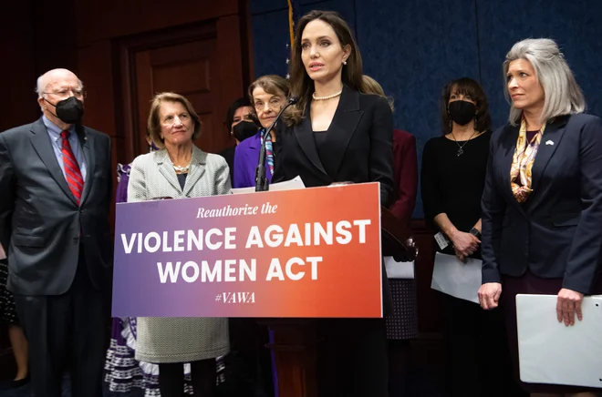 Tuidi ameriška igralka Angelina Jolie je imela govor med tiskovno konferenco na Capitol Hillu v Washingtonu, na kateri so napovedali dvostrankarski posodobljen zakon o nasilju nad ženskami (VAWA). Poleg Angeline so govorili tudi ameriška senatorka Joni Ernst, ameriški senator Patrick Leahy, ameriška senatorka Shelley Moore Capito in ameriška senatorka Dianne Feinstein. Foto: Saul Loeb/Afp
