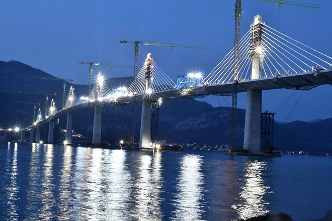 Zaradi premočne svetlobe na zagovor pred evropsko komisijo? FOTO: Tonči Plazibat/Cropix
