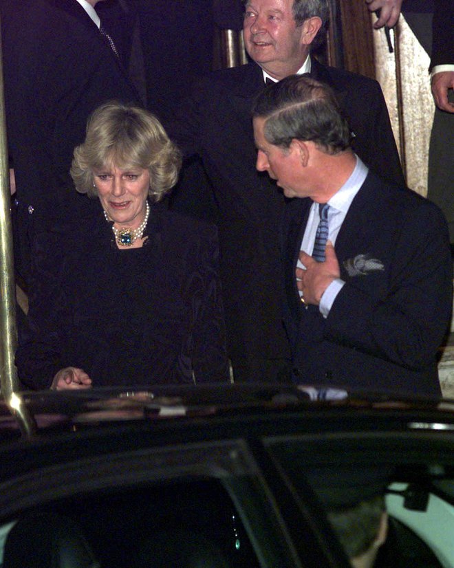 Prvič so ju videli javno skupaj leta 1999, ko sta zapuščala zabavo ob 50. rojstnem dnevu Camilline sestre Annabel Elliot v pariškem hotelu Ritz. FOTO: Reuters
