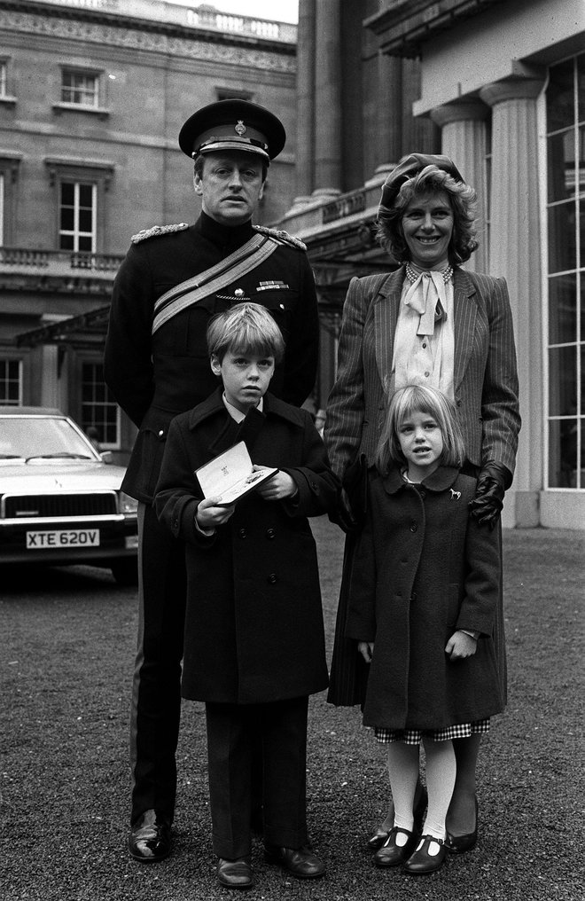 Camilla Rosemary Shand se je leta 1973 poročila s Charlesovim prijateljem, vojaškim častnikom Andrewom Parkerjem Bowlesom, s katerim sta postala oče in mama Thomasu Henryju in Lauri Rose.

FOTO: Reuters
