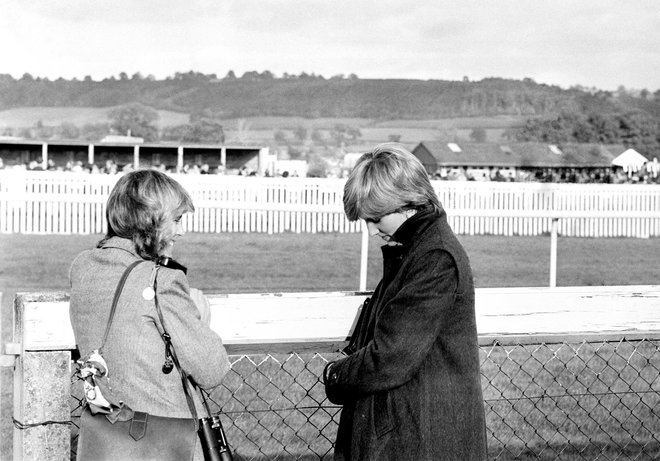 Camilla Parker Bowles je izhajala iz Charlesovega prijateljskega kroga, v njem je ostala tudi po svoji poroki. Na fotografiji je z lady Diano Spencer leta 1980. FOTO: Reuters

