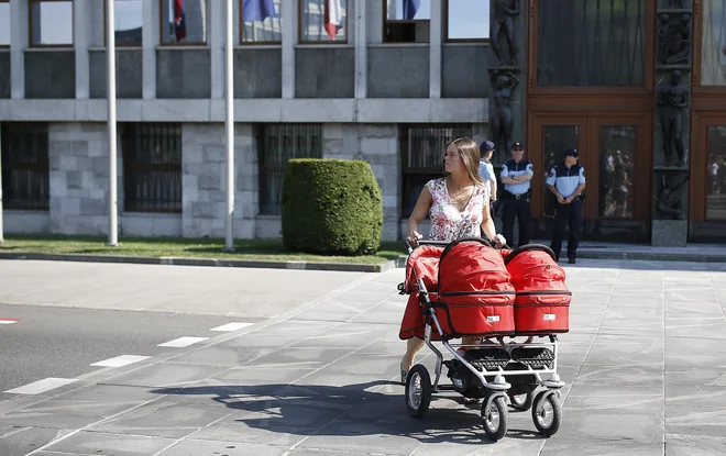 Povprečen Slovenec ne glede na starost se med privatiziranjem družbene lastnine ni bajno okoristil. FOTO: Blaž Samec
