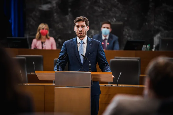Minister Andrijanič je zakon opisal, kot prvi sistemski zakon, ki celovito ureja področje pridobivanja digitalnih veščin pri nas. FOTO: Rok Torkar/Državni zbor
