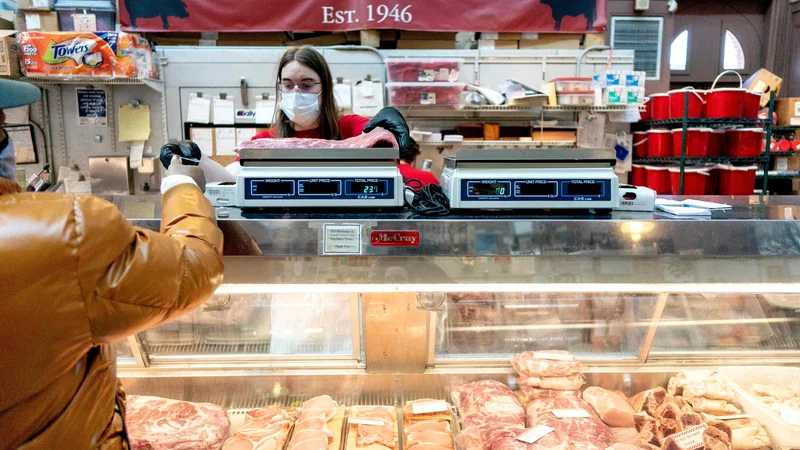 Fotografija: Američane vse bolj jezijo draga hrana in drugi potrošni izdelki. FOTO: Stefani Reynolds/AFP