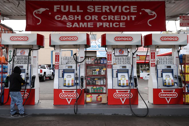 V ZDA se dražita bencin in druga energija. FOTO: Andrew Kelly/Reuters
