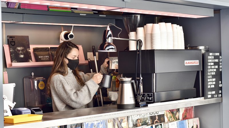 Fotografija: Kljub izbrani kavi s poreklom glavni prihodek podjetja, ki zaposluje 30 ljudi, predstavlja prodaja revij in tiska. FOTO: Gašper Završnik

