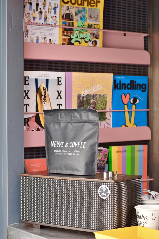 Slogan News & Coffee je Nenavaden kraj za kavo in izbrano branje za s seboj. FOTO: Gašper Završnik
