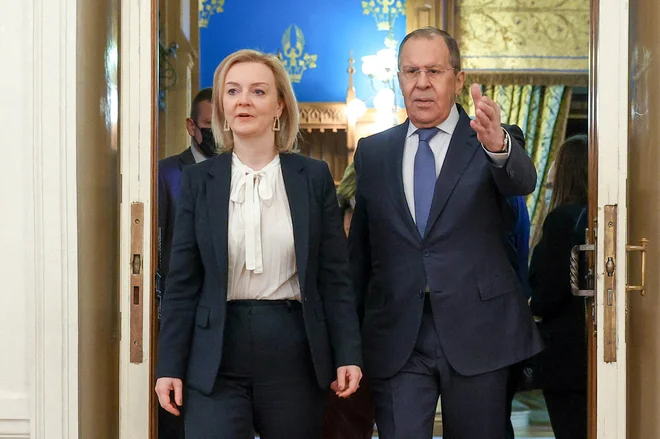 Ruski zunanji minister Sergej Lavrov je po pogovorih z Liz Truss izjavil, da je imel občutek, kakor da britanski kolegi bodisi niso podrobno seznanjeni z varnostnimi zahtevami Rusije bodisi jih ignorirajo. FOTO:&nbsp;Rusko zunanje ministrstvo/Reuters
