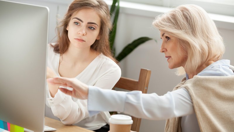 Fotografija: Štirje od petih milenijcev vidijo mentorstvo kot ključ do svoje karierne rasti. FOTO: Fizkes/Shutterstock
