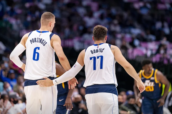 Kristaps Porzingis in Luka Dončić ne bosta več zvezdniški tandem v Dallasu. FOTO: Jerome Miron/USA Today Sports
