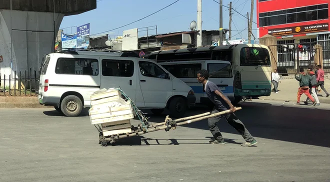 V križišču se kdaj znajdejo tudi pešci. FOTO: Aljaž Vrabec
