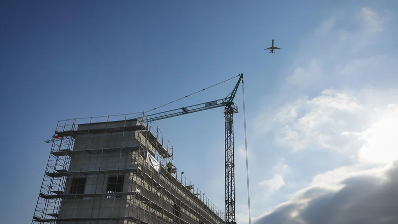 Fotografija: Trajnostna, inovativna in energijsko učinkovita gradnja je pomembna, za zelene projekte pa so na voljo tudi sredstva iz EU. FOTO: Jože Suhadolnik/Delo
