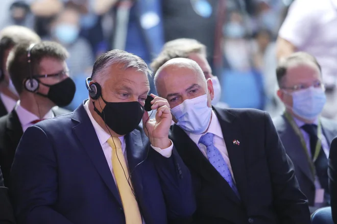 Slovenski premier Janez Janša in njegov madžarski kolega Viktor Orbán sta tesna ideološka zaveznika in politična prijatelja. FOTO:&nbsp;Jože Suhadolnik/Delo
