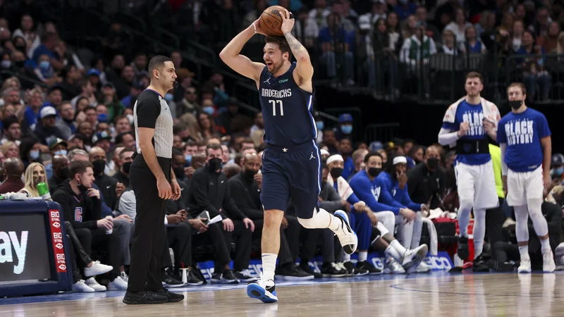 Fotografija: Februarska vročica Luke Dončića je impresivna, povprečje 31 točk na tekmo je danes z 51 točkami krepko dvignil. FOTO: Kevin Jairaj/Usa Today Sports