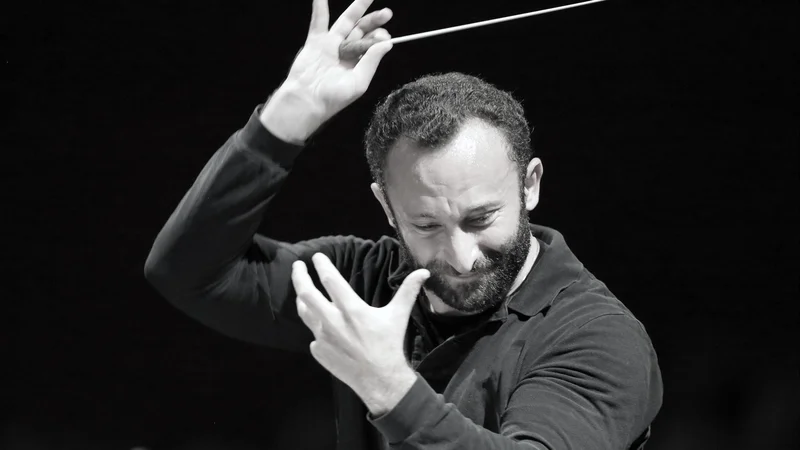 Fotografija: Ko maestro Kirill Petrenko občinstvo dvigne na noge, se umakne z dirigentskega odra in se pomeša med člane orkestra. FOTO: Wilfried Hösl