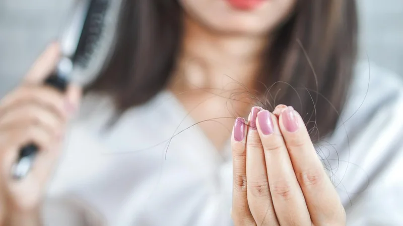 Fotografija: Pri Medicine.net, kjer pišejo o zdravju, je zdravnica Stephanie S. Gardner, dermatologinja z dvajsetimi leti izkušenj, zapisala, katera so naravna zdravila, ki bi morda lahko preprečila izpadanje las. FOTO: Shutterstock