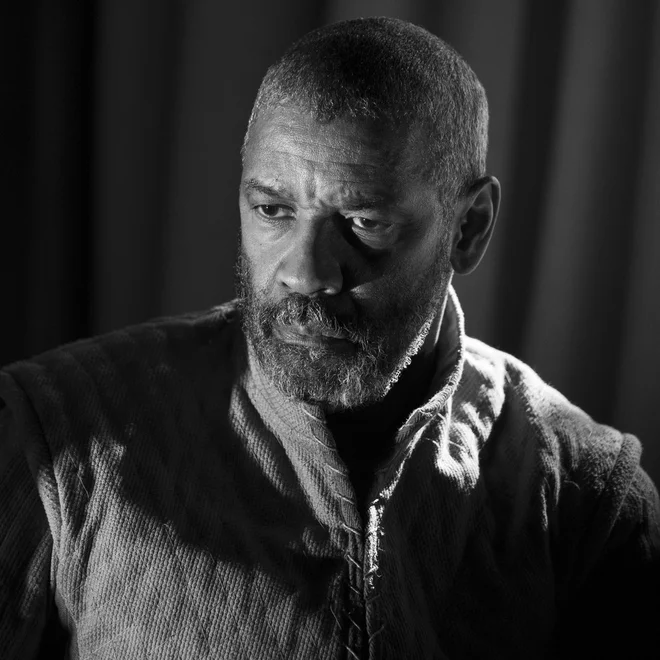 Coenu in igralcema mojstrsko uspe prikaz dolgega, trdnega, celo ganljivega zakona med Macbethom in Lady Macbeth (oba igralca sta pri šestdesetih). FOTO: Alison Cohen Rosa/Apple TV+
