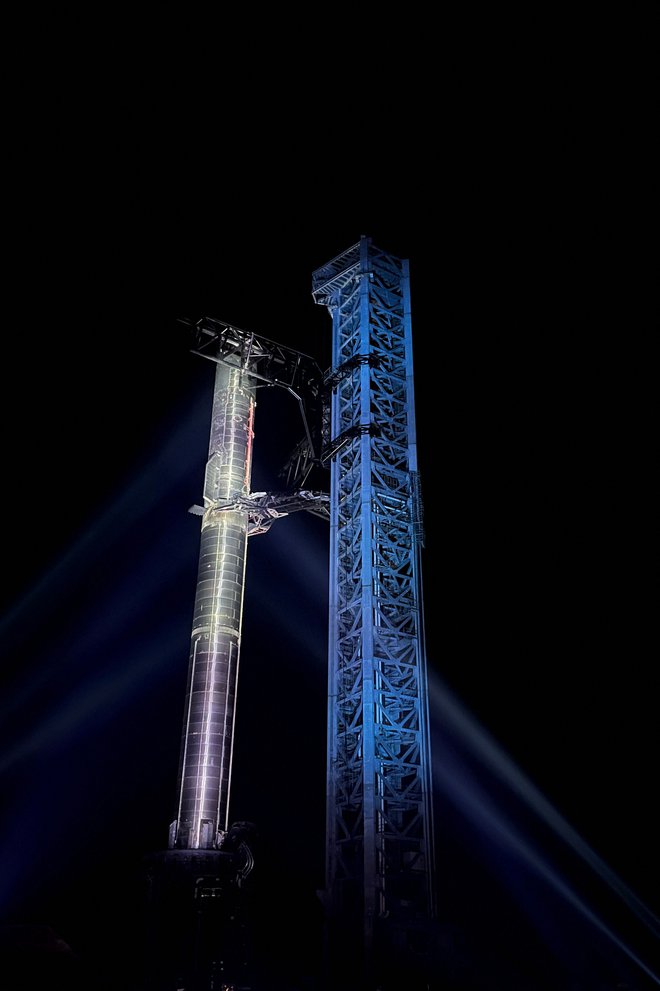 La fusée entière mesure jusqu'à 120 mètres.  PHOTO : Jim Watson / AFP