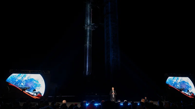 Fotografija: Elon Musk je spregovoril o novostih o raketi Starhip, ki je stala v ozadju odra. FOTO: Jim Watson/AFP