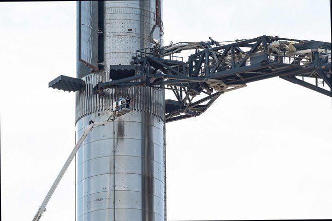 Zgornjo stopnjo Starship SN20 so postavili na nosilno raketo Super Heavy. FOTO: Jim Watson/AFP
