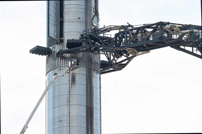 Zgornjo stopnjo Starship SN20 so postavili na nosilno raketo Super Heavy. FOTO: Jim Watson/AFP