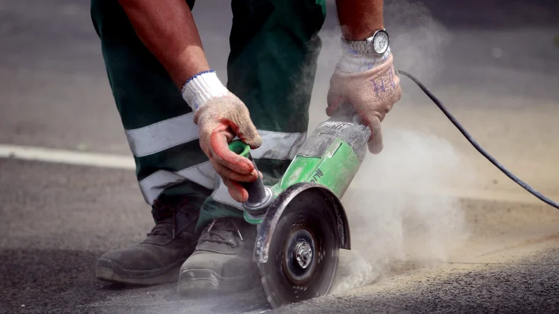 Fotografija: Konec lanskega leta je bilo v gradbeništvu zaposlenih 63.500 delavcev, v tej panogi je že več kot osem odstotkov vseh zasedenih delovnih mest v Sloveniji. FOTO: Roman Šipić/Delo
