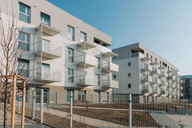 Vsako stanovanje ima balkon, pritlična pa atrij. FOTO: Matic Gabriel

