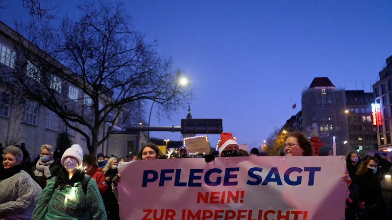 Fotografija: Protesti proti obveznemu cepljenju v Hamburgu. Na transparentu je zapis: Zdravstvo je proti obveznemu cepljenju. FOTO: Fabian Bimmer/REUTERS
