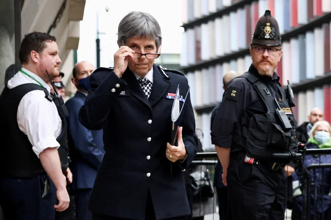 Cressida Dick je metropolitansko policijo vodila vse od leta 2017, z njenega vrha pa se poslavlja v času, ko ta preiskuje ozadje škandala, ki lahko spodnese britanskega premiera. Foto: Henry Nicholls/Reuters
