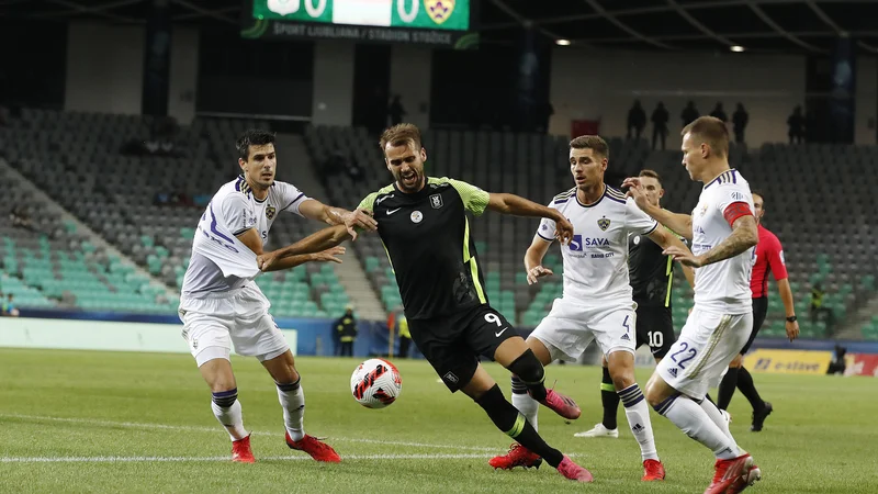 Fotografija: V pvem derbiju v sezoni v Stožicah, v katerem sta bila trenerja Savo Milošević in Simon Rožman, je bila Olimpija porepričljiva zmagovalkak. FOTO: Leon Vidic
