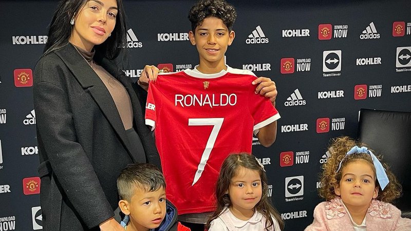 Fotografija: Cristiano Ronaldo mlajši z Georgino Rodriguez in mlajšim delom družine. FOTO: Instagram
