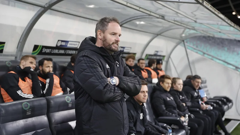 Fotografija: Novega trenerja Mure Damirja Čontalo čakajo peklenski tedni, ki bodo krojili tudi njgeovo prihodnost na klopi rno-belih. FOTO: Leon Vidic/Delo