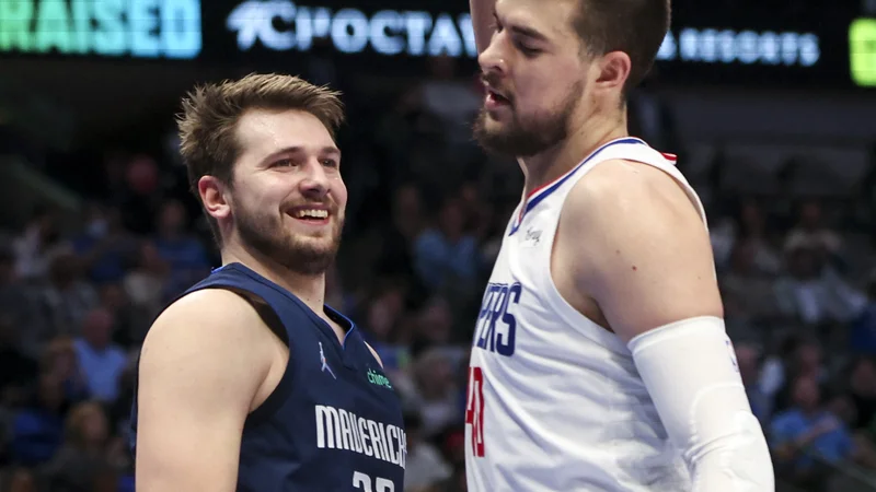 Luka Dončić je bil tokrat precej boljše volje kot Hrvat Ivica Zubac (desno). FOTO: Kevin Jairaj/USA Today Sports
