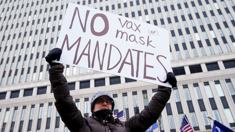 Fotografija: Prebivalec New Yorka proti omejitvam zaradi pandemije. Foto Carlo Allegri/Reuters
