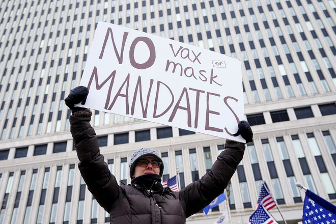 Prebivalec&nbsp;New Yorka proti omejitvam zaradi pandemije. Foto Carlo Allegri/Reuters
