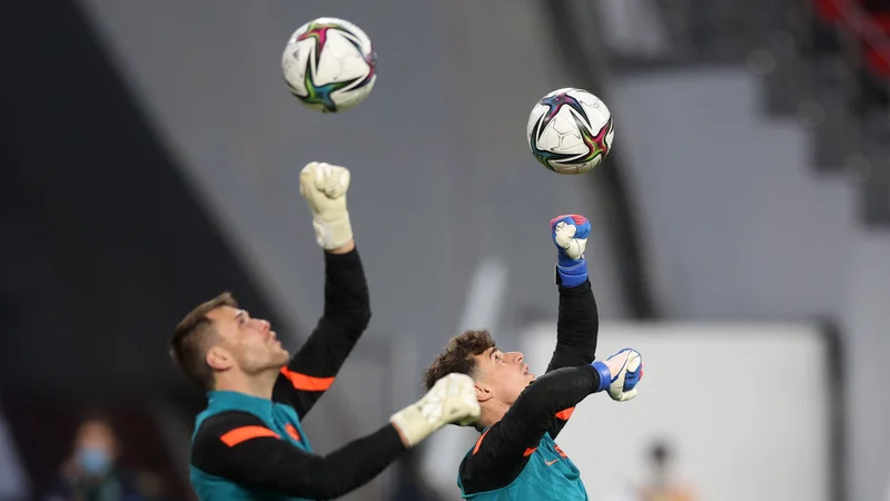 Chelseajeva vratarja Kepa Arrizabalaga, desno, in Marcus Bettinelli sta se na svetovnem klubskem prvenstvu pred polfinalno tekmo složno ogrevala. FOTO: Matthew Childs/Reuters
