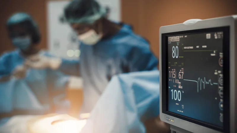 Fotografija: Če čutimo nepravilen srčni utrip, vključno s hitrim srčnim utripom, počasnim srčnim utripom ali občutkom trepetanja v prsih, imamo morda srčno aritmijo. FOTO: Shutterstock
