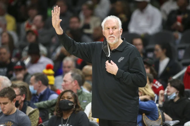 Trener San Antonia Gregg Popovich med tekmo v&nbsp;Atlanti. FOTO: Brett Davis/USA&nbsp;Today Sports
