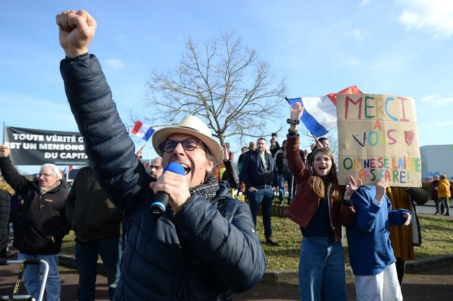 V Pariz naj bi se po zgledu protesta kanadskih tovornjakarjev zgrnile množice vozil iz vse države. FOTO: Jean-francois Monier/AFP
